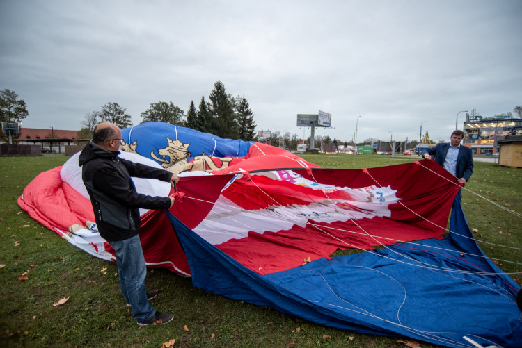 Unikátní balon k oslavám republiky se proletěl nad městem