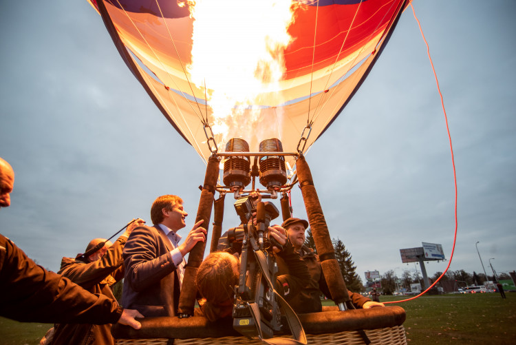 Unikátní balon k oslavám republiky se proletěl nad městem