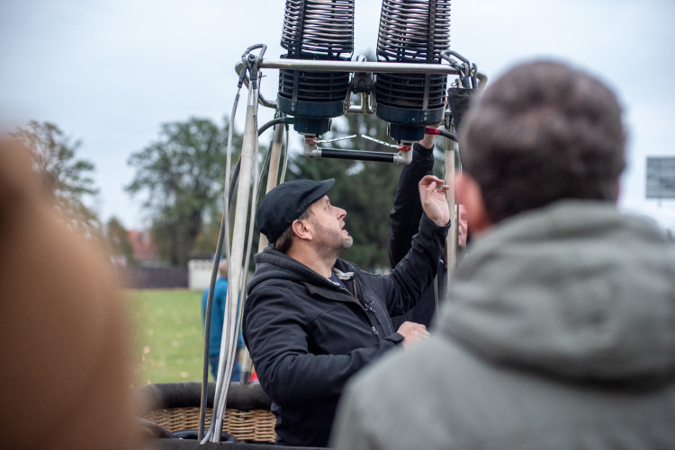Unikátní balon k oslavám republiky se proletěl nad městem