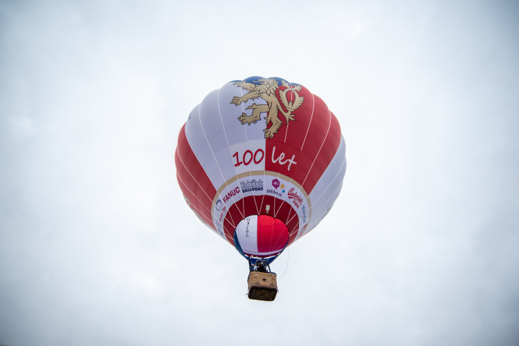 Unikátní balon k oslavám republiky se proletěl nad městem