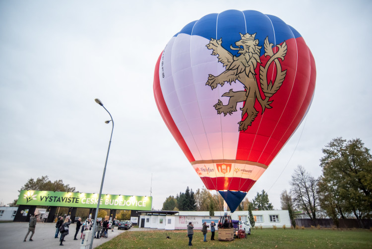 Unikátní balon k oslavám republiky se proletěl nad městem