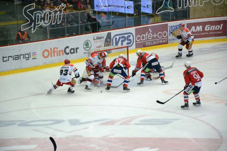 Derby ovládly Pardubice, Hradec doma v letošní sezóně poprvé padl