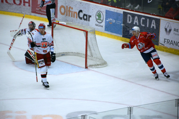 Derby ovládly Pardubice, Hradec doma v letošní sezóně poprvé padl