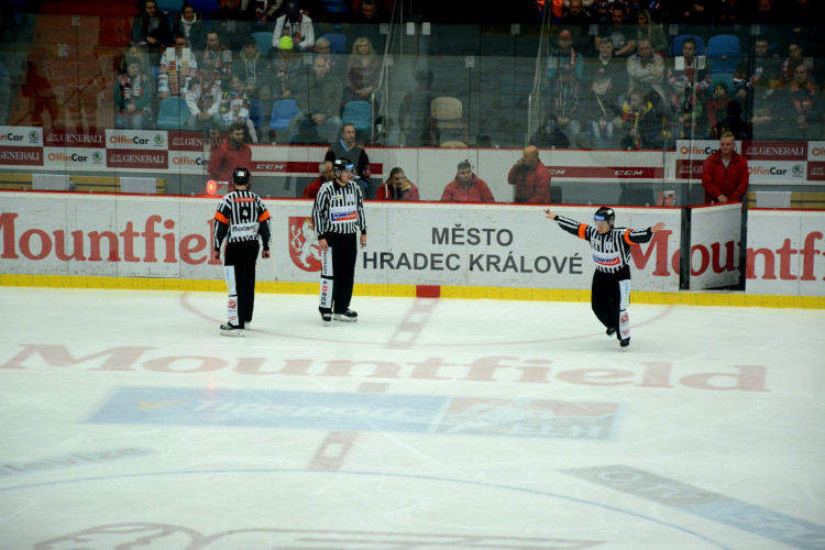 Derby ovládly Pardubice, Hradec doma v letošní sezóně poprvé padl