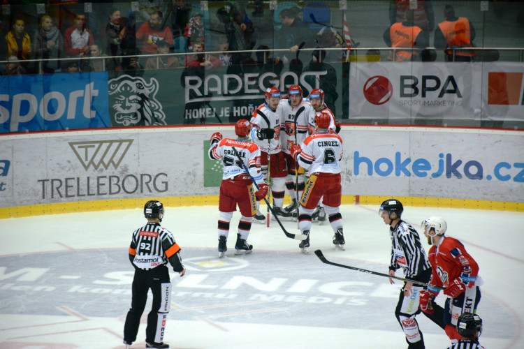 Derby ovládly Pardubice, Hradec doma v letošní sezóně poprvé padl