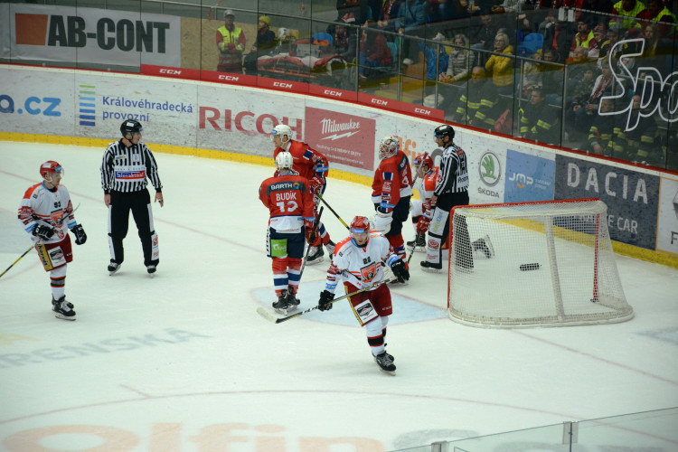 Derby ovládly Pardubice, Hradec doma v letošní sezóně poprvé padl