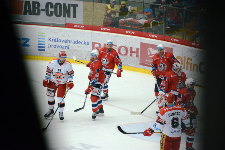 Derby ovládly Pardubice, Hradec doma v letošní sezóně poprvé padl