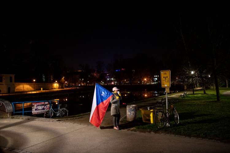 Na Sokolském ostrově se cinkalo klíčema. Lidé požadují demisi Andreje Babiše