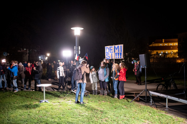 Na Sokolském ostrově se cinkalo klíčema. Lidé požadují demisi Andreje Babiše