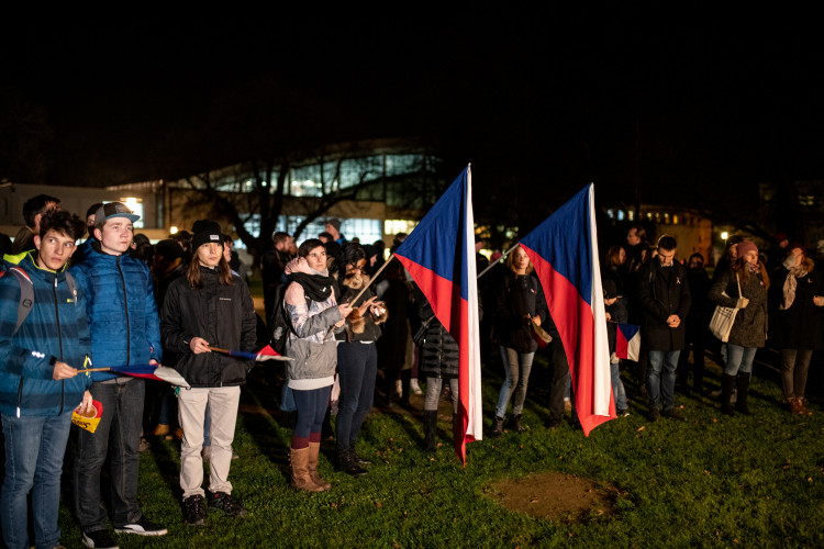 Na Sokolském ostrově se cinkalo klíčema. Lidé požadují demisi Andreje Babiše