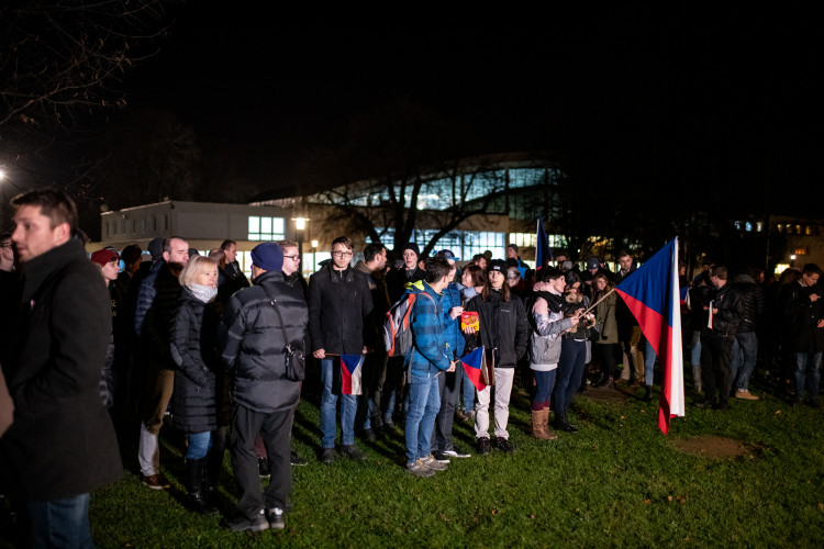 Na Sokolském ostrově se cinkalo klíčema. Lidé požadují demisi Andreje Babiše