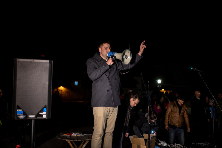 Na Sokolském ostrově se cinkalo klíčema. Lidé požadují demisi Andreje Babiše