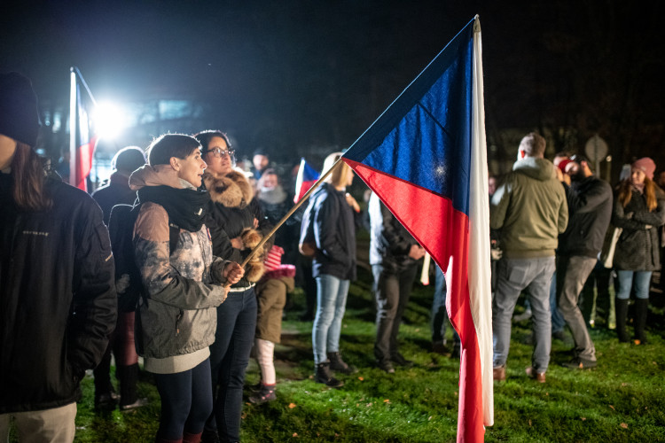 Na Sokolském ostrově se cinkalo klíčema. Lidé požadují demisi Andreje Babiše