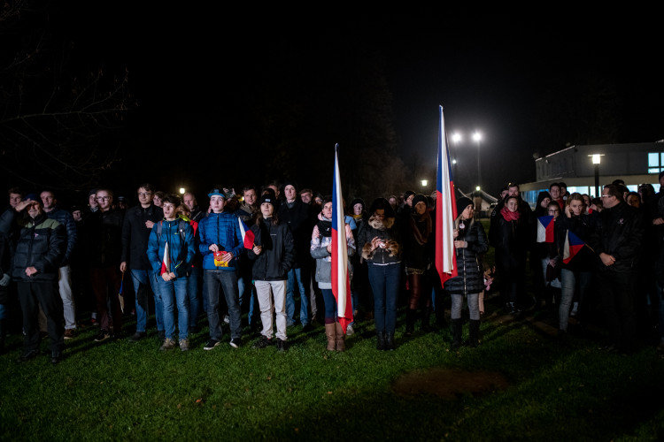 Na Sokolském ostrově se cinkalo klíčema. Lidé požadují demisi Andreje Babiše