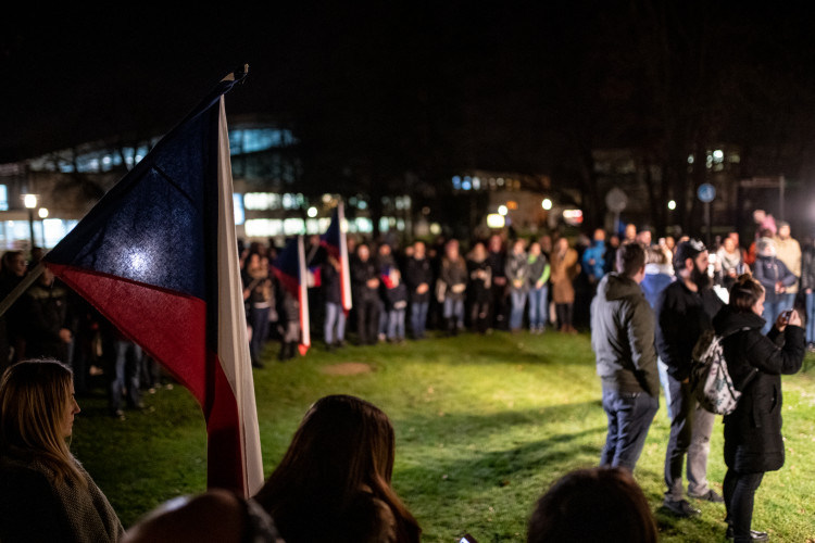 Na Sokolském ostrově se cinkalo klíčema. Lidé požadují demisi Andreje Babiše