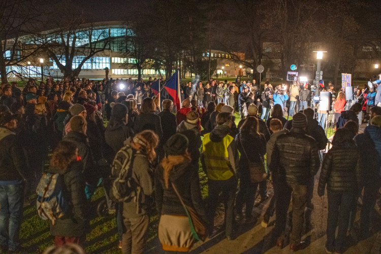 Na Sokolském ostrově se cinkalo klíčema. Lidé požadují demisi Andreje Babiše