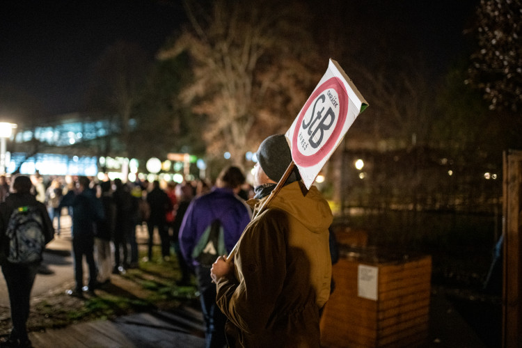 Na Sokolském ostrově se cinkalo klíčema. Lidé požadují demisi Andreje Babiše