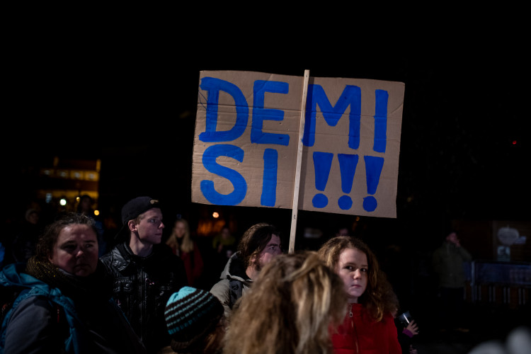 Na Sokolském ostrově se cinkalo klíčema. Lidé požadují demisi Andreje Babiše