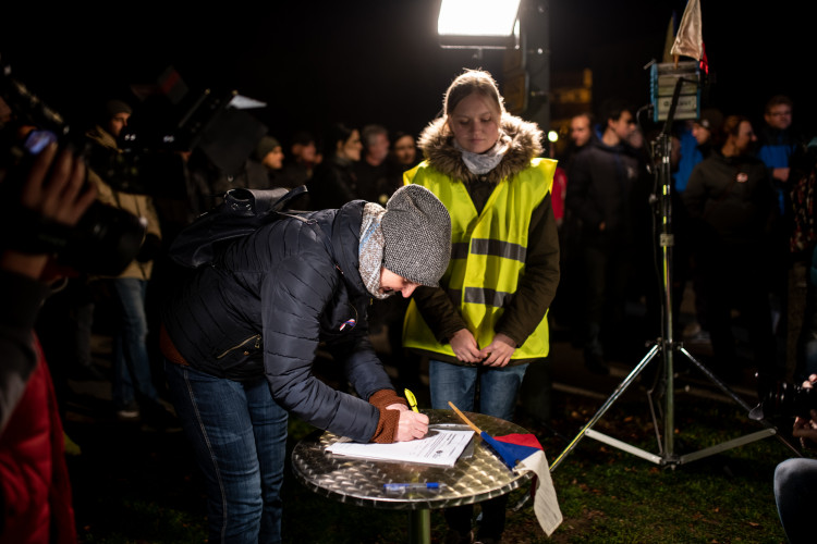 Na Sokolském ostrově se cinkalo klíčema. Lidé požadují demisi Andreje Babiše