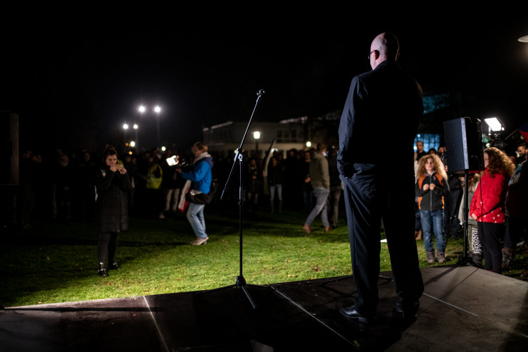 Na Sokolském ostrově se cinkalo klíčema. Lidé požadují demisi Andreje Babiše