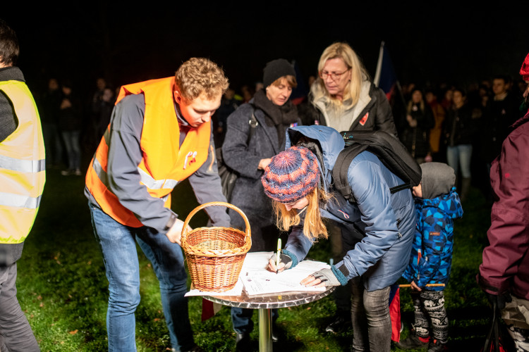 Na Sokolském ostrově se cinkalo klíčema. Lidé požadují demisi Andreje Babiše