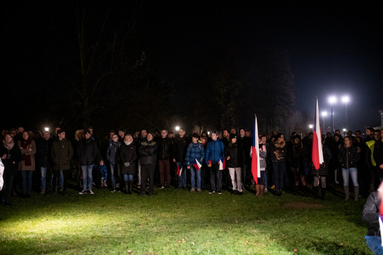 Na Sokolském ostrově se cinkalo klíčema. Lidé požadují demisi Andreje Babiše