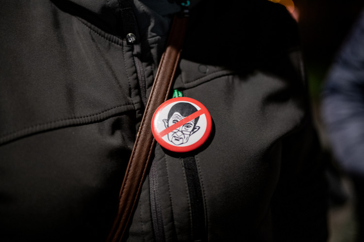 Na Sokolském ostrově se cinkalo klíčema. Lidé požadují demisi Andreje Babiše