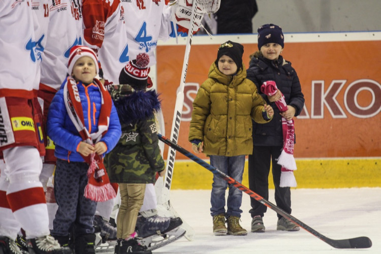 FOTOGALERIE: Hokejisté Olomouce porazili s přehledem Litvínov 3:1, zápas se protáhl kvůli opravě plexiskla