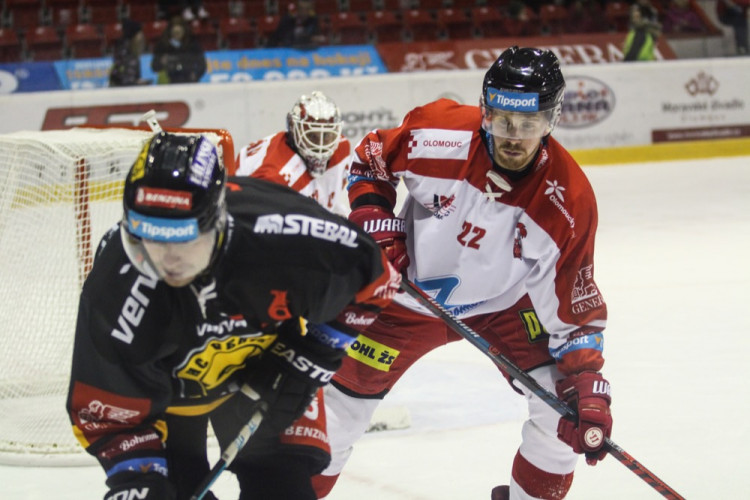 FOTOGALERIE: Hokejisté Olomouce porazili s přehledem Litvínov 3:1, zápas se protáhl kvůli opravě plexiskla