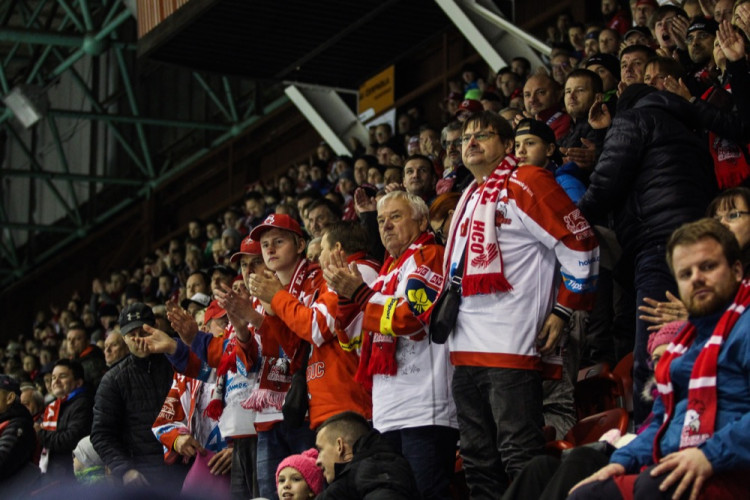 FOTOGALERIE: Hokejisté Olomouce porazili s přehledem Litvínov 3:1, zápas se protáhl kvůli opravě plexiskla