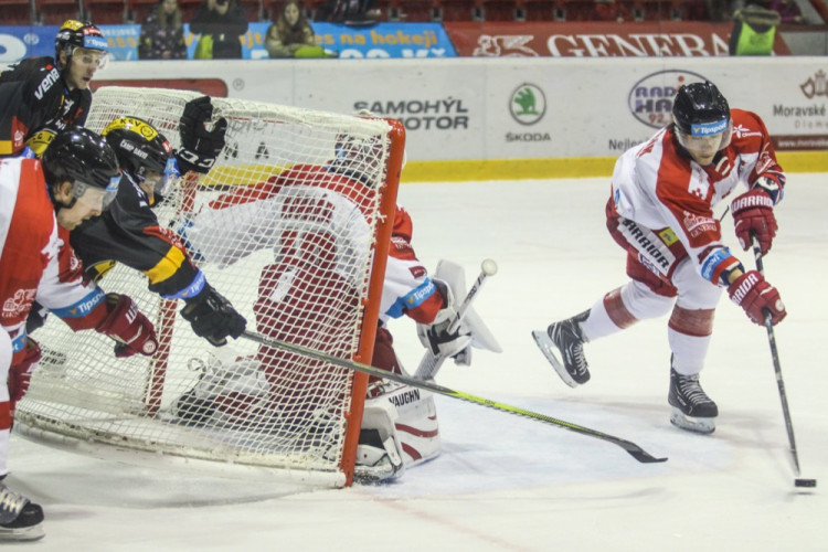 FOTOGALERIE: Hokejisté Olomouce porazili s přehledem Litvínov 3:1, zápas se protáhl kvůli opravě plexiskla
