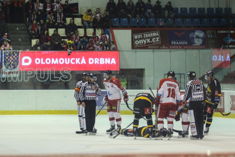 FOTOGALERIE: Hokejisté Olomouce porazili s přehledem Litvínov 3:1, zápas se protáhl kvůli opravě plexiskla
