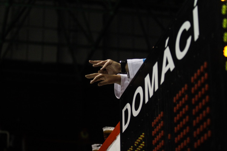 FOTOGALERIE: Hokejisté Olomouce porazili s přehledem Litvínov 3:1, zápas se protáhl kvůli opravě plexiskla