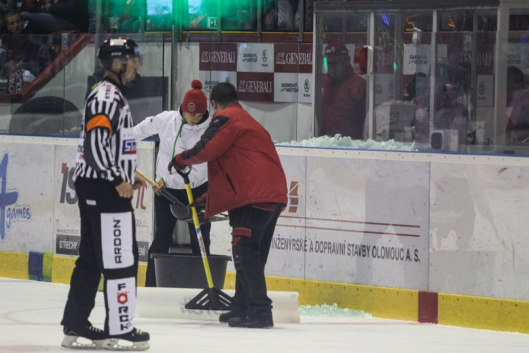 FOTOGALERIE: Hokejisté Olomouce porazili s přehledem Litvínov 3:1, zápas se protáhl kvůli opravě plexiskla