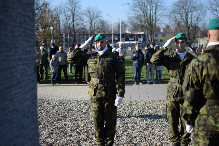 FOTO/VIDEO: U památníku u právnické fakulty proběhla vzpomínka ke Dni boje za svobodu a demokracii