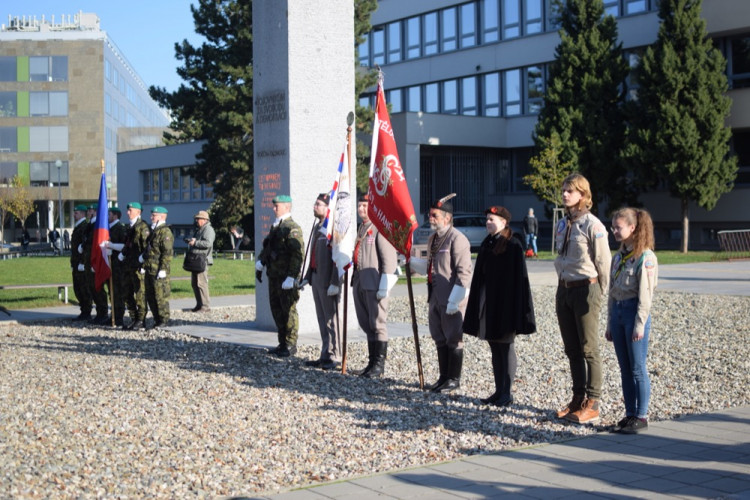 FOTO/VIDEO: U památníku u právnické fakulty proběhla vzpomínka ke Dni boje za svobodu a demokracii