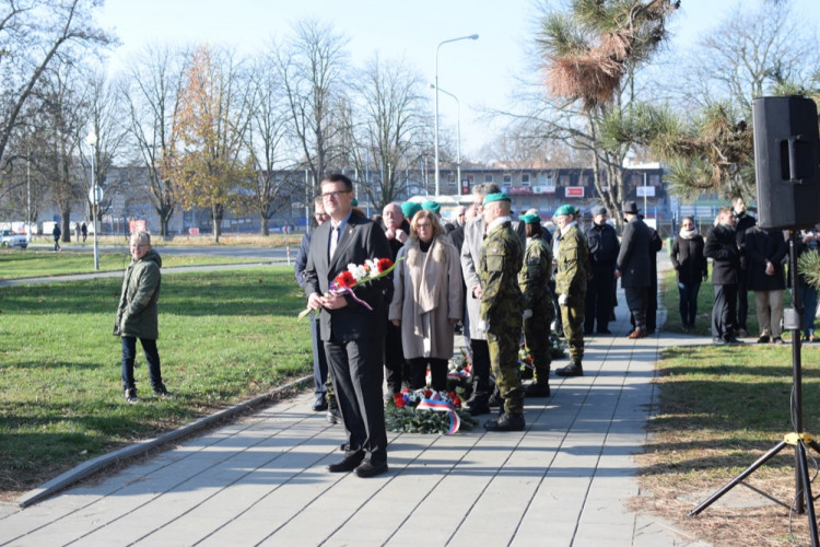 FOTO/VIDEO: U památníku u právnické fakulty proběhla vzpomínka ke Dni boje za svobodu a demokracii