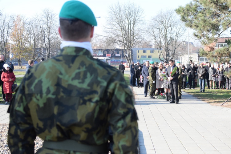 FOTO/VIDEO: U památníku u právnické fakulty proběhla vzpomínka ke Dni boje za svobodu a demokracii