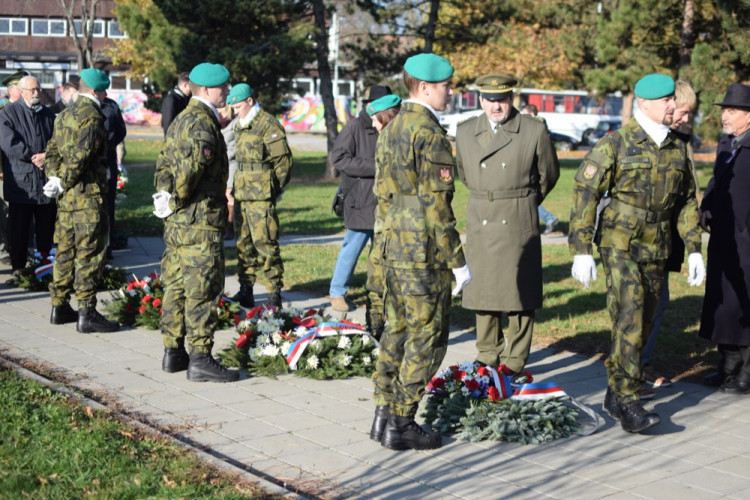FOTO/VIDEO: U památníku u právnické fakulty proběhla vzpomínka ke Dni boje za svobodu a demokracii