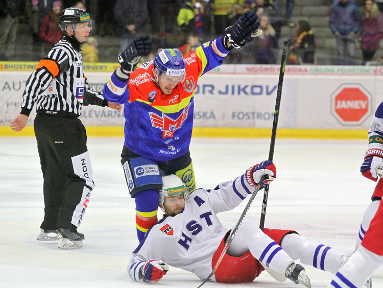 O hokejku přišel v souboji s Michalem Vodným domácí útočník Zdeněk Doležal