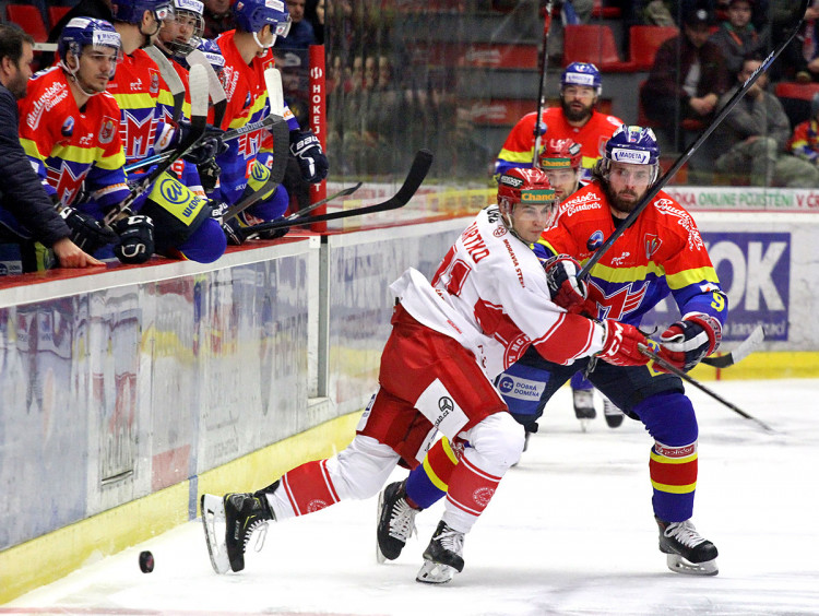 Lukáš Endál se snaží u hrazení obejít Jana Bartka