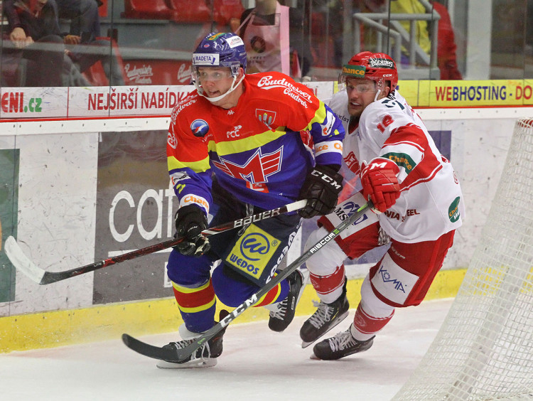 Karabáček uniká Adámkovi