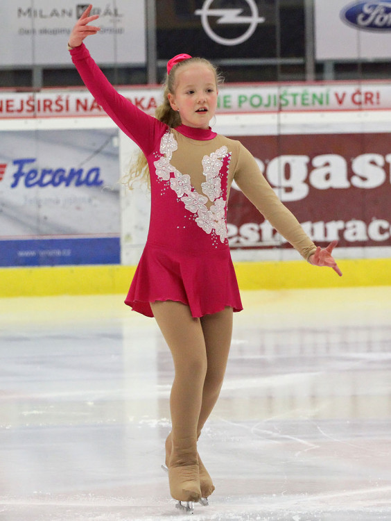 Jeden a půl roku se věnuje krasobruslení osmiletá Maruška Jánová. Své dovednosti předvedla publiku o první přestávce