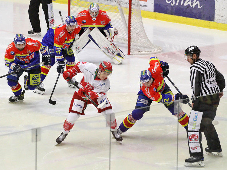 Buly v útočném pásmu Motoru