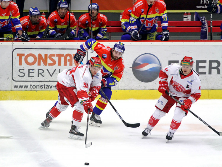 Autor dvou hostujících asistencí David Kofroň před Lukášem Endálem, vpravo Rostislav Martynek