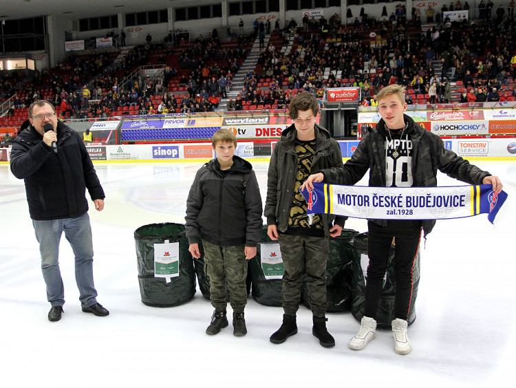 Dárky, které fanoušci přinesli na zimní stadion v rámci třetího ročníku Charitativního týdne Chance ligy, klub věnoval dětem z Dětského domova v Boršově nad Vltavou
