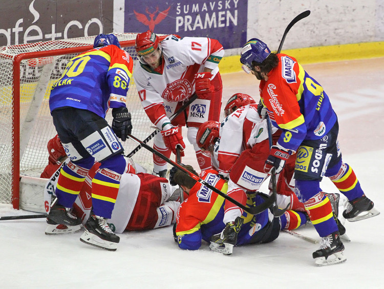 Další ze skrumáží před Danečkem