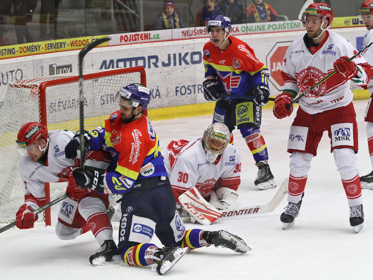 Ofenzivní zákrok Mitche Fillmana na hostujícího beka Mariána Adámka