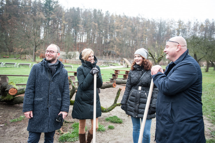 Výsadba stromů v jihlavské zoo