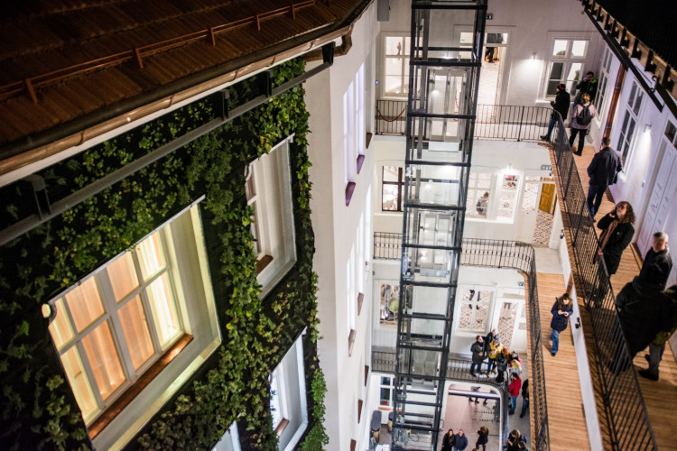 Anybody, Elsner, Slast. Nově otevřený palác na Zelňáku je chrámem rozmanitosti, autor Tomáš Hrivňák